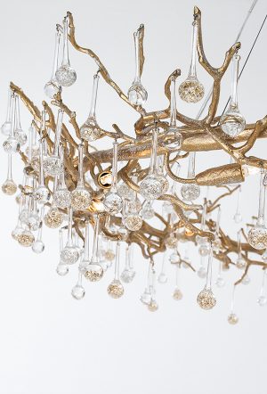 Serip 藉由對自然的轉化，以燈珠、手工鑄銅模擬樹葉與樹梢枝枒，創造出會呼吸的有機照明。Serip Bijout 強調人與物件在空間中的互動關係，融合極簡、現代、古典等各種風格。千變萬化的造型及色彩，讓 Serip Bijout 跨越時空與潮流的限制，成為與時俱進的永恆經典。