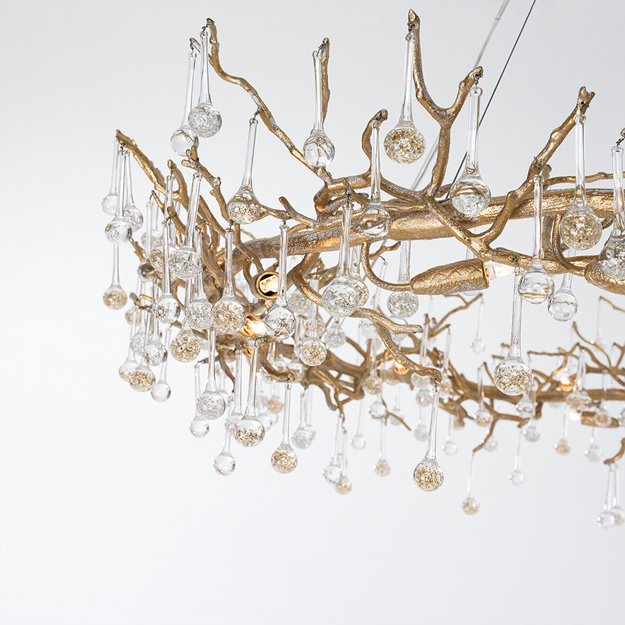 Serip 藉由對自然的轉化，以燈珠、手工鑄銅模擬樹葉與樹梢枝枒，創造出會呼吸的有機照明。Serip Bijout 強調人與物件在空間中的互動關係，融合極簡、現代、古典等各種風格。千變萬化的造型及色彩，讓 Serip Bijout 跨越時空與潮流的限制，成為與時俱進的永恆經典。